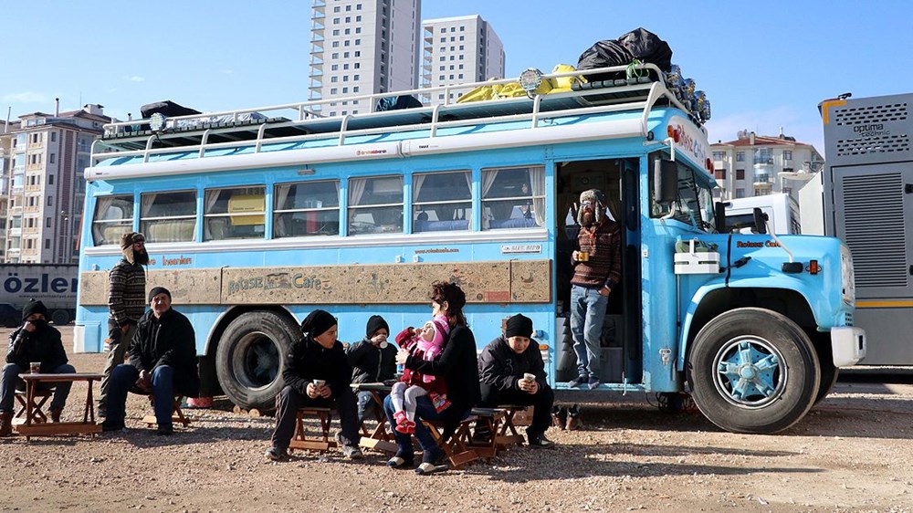Hem geziyor hem para kazanıyor: Karavanını kahve dükkanı yaptı - 7