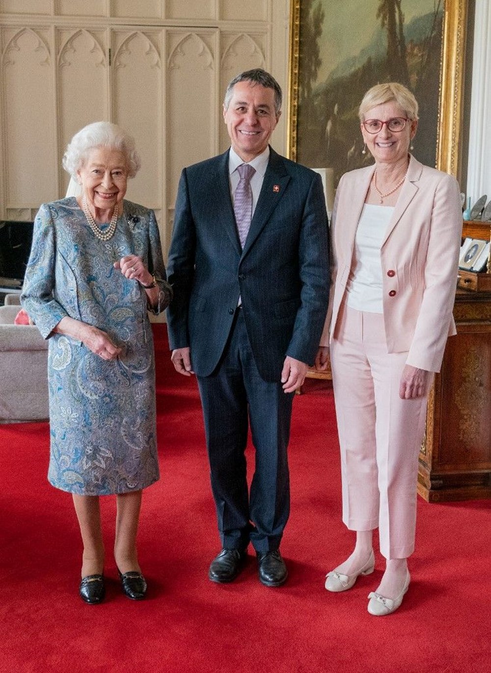 96 yaşına giren Kraliçe Elizabeth bastonu attı - 2