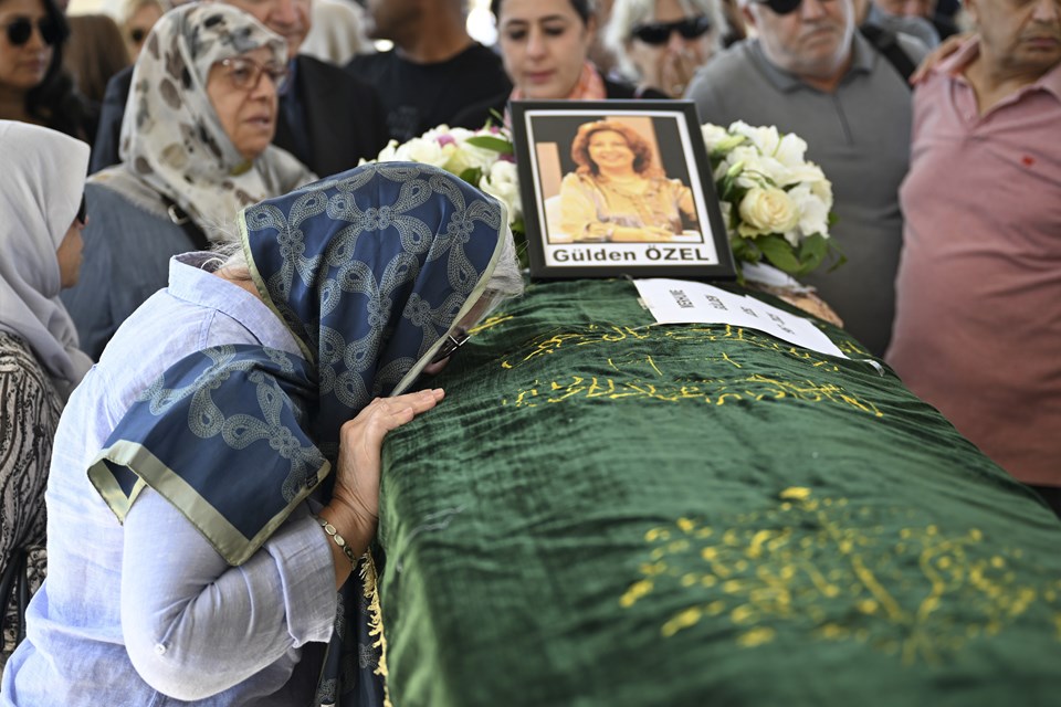 Ünlü spiker Gülden Özel'e veda: Ankara'da son yolculuğuna uğurlandı - 1