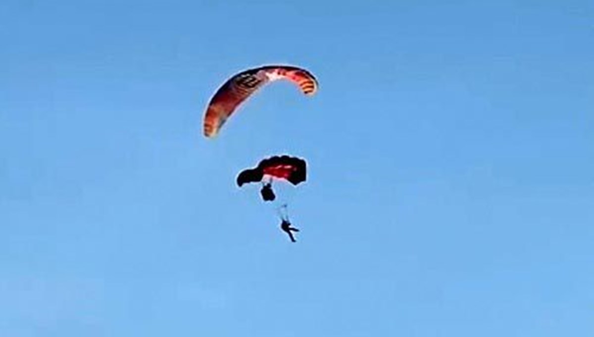 Paraşütçüler havada çarpıştı