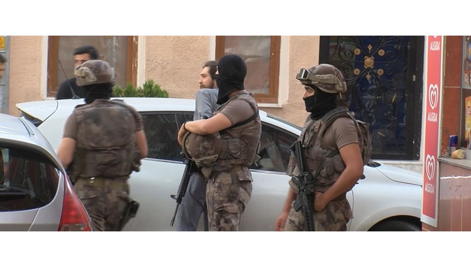 Fatih'te 40 adrese uyuşturucu baskını: 35 gözaltı