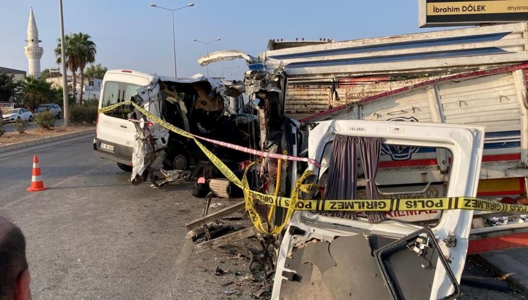 Mersin'de tatil yolunda feci kaza: İki ölü, 10 yaralı