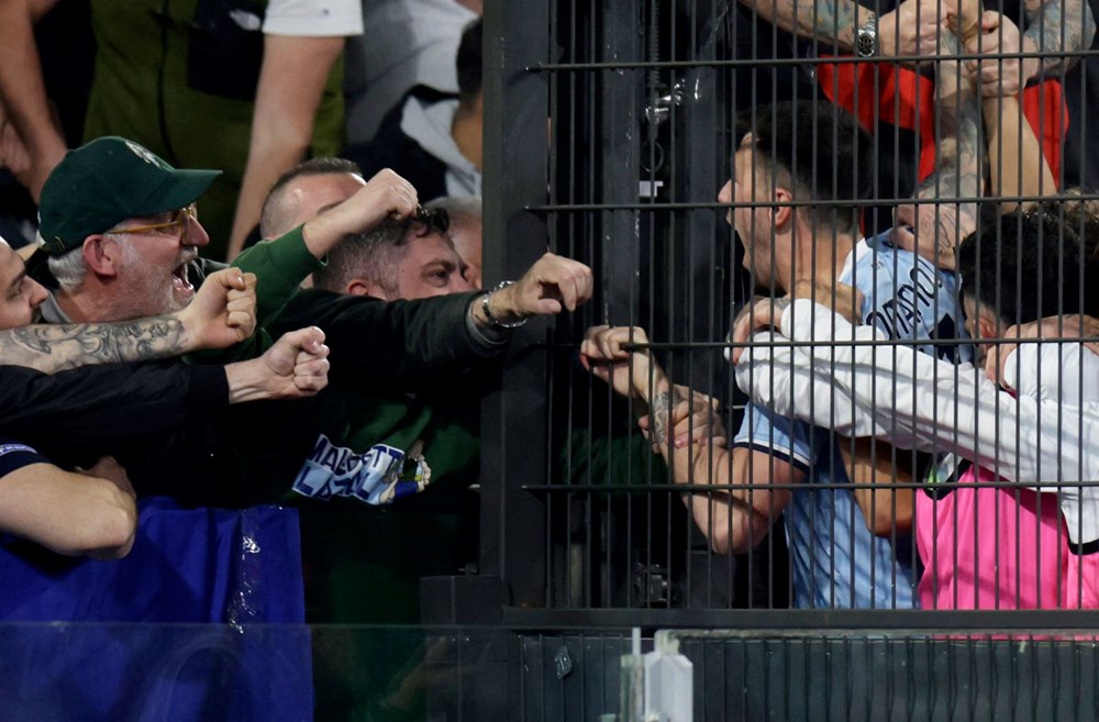 Derbide ortalık savaş alanına döndü 13 polis yaralandı: "Bunlar taraftar değil, suçludur" 76 rbHGjV9F EK8aZ1ZACJMqA