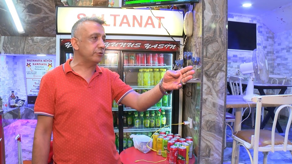 Tost yeme yarışmasında altın kazanamayınca iş yeri sahibinin telefonunu çaldı - 1