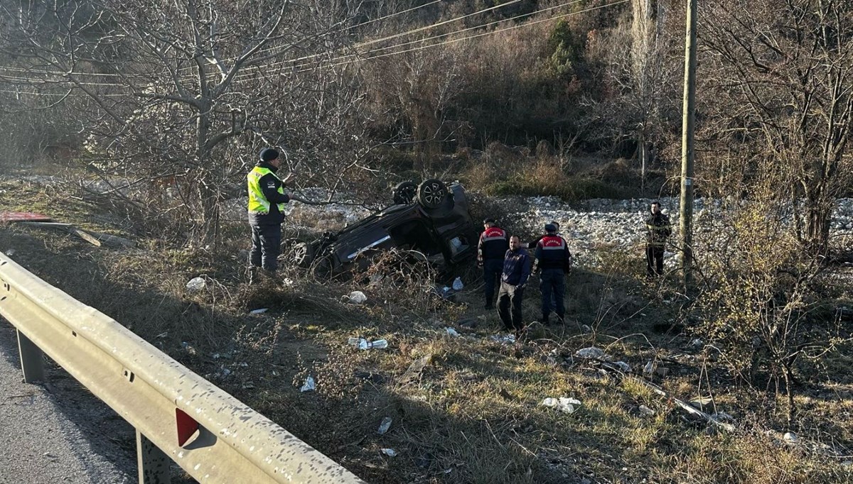 Hafif ticari araç devrildi: 1 ölü, 4 yaralı