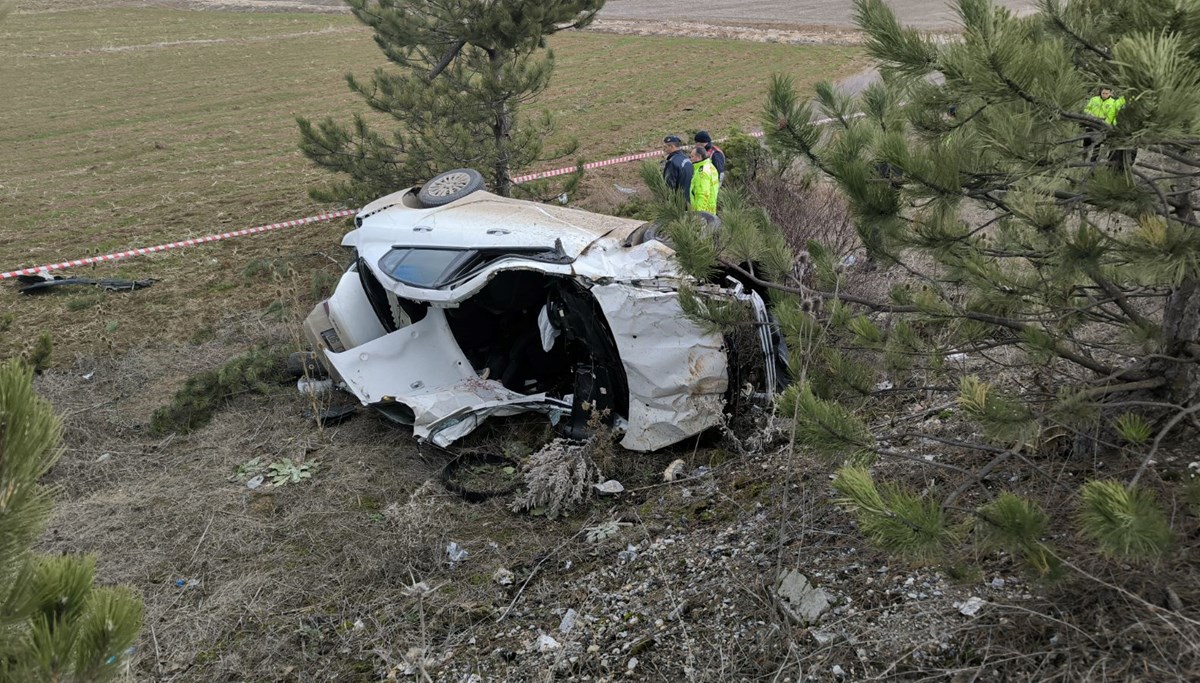 Kütahya'da şarampole devrilen otomobildeki 1 kişi öldü, 1 kişi yaralandı