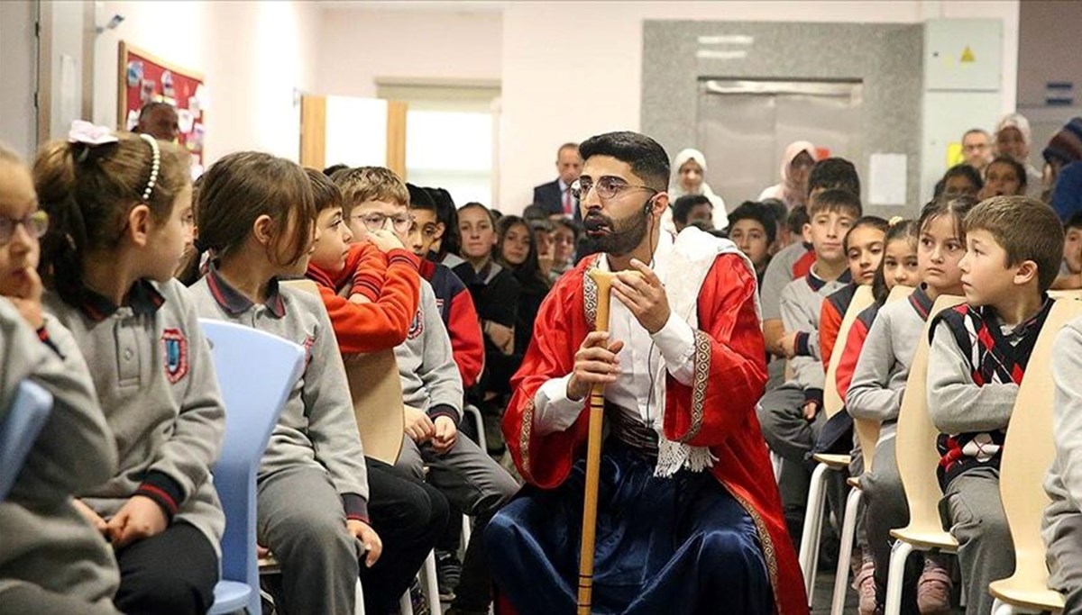 Doktoralı meddah gittiği köylerde dinlediği hikayeleri derliyor Doktoralı meddah gittiği köylerde dinlediği hikayeleri derliyor