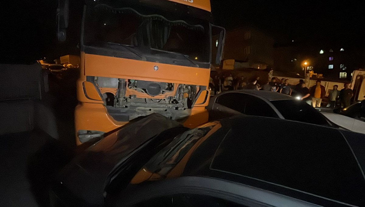 Maltepe'de yokuşta kayan kamyon 6 araca hasar verdi Maltepe'de yokuşta kayan kamyon 6 araca hasar verdi