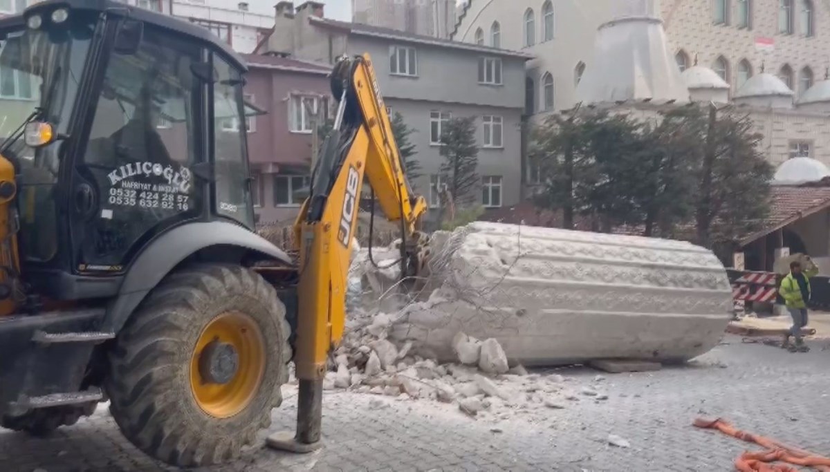 Esenyurt'ta cami minaresi böyle devrildi