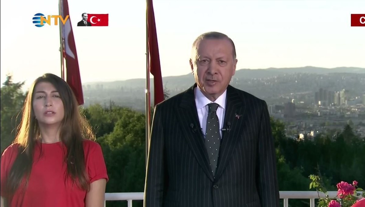 Cumhurbaşkanı Erdoğan Çankaya Köşkü'nde İstiklal Marşı'na eşlik etti