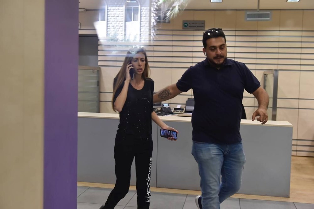 Lübnan'da parasını çekemeyen milletvekili banka şubesini bastı - 6