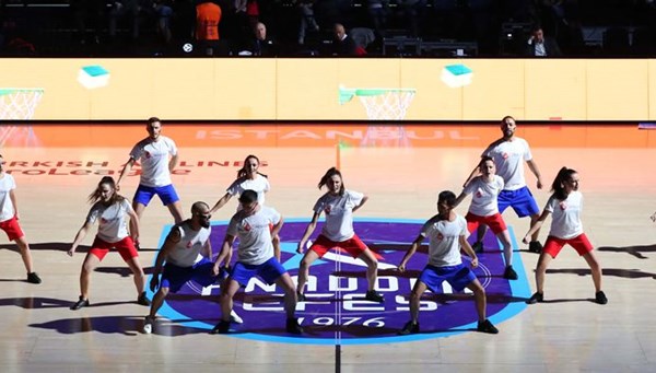 Basketbol maçında “Lösemi ile mücadele dansı” (“Lösemi ise bir çaresi var” dediler)