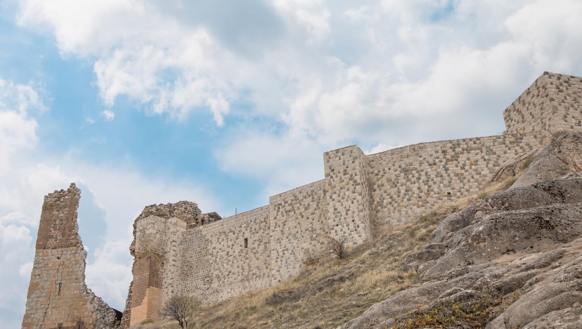 Tarihi Harput Kalesi’nde, 2025 yılı arkeolojik kazı dönemi başladı