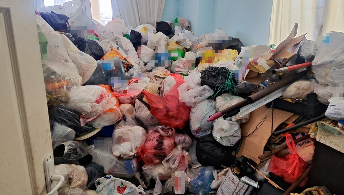 Evden iki kamyon çöp çıktı