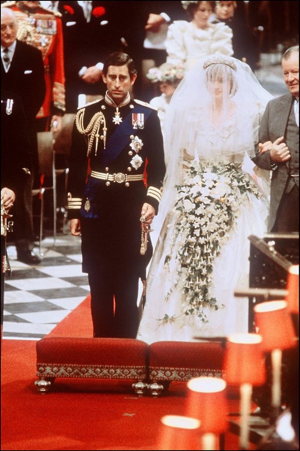 25 sonra ilk: Prenses Diana'nın gelinliği sergilenecek - 4