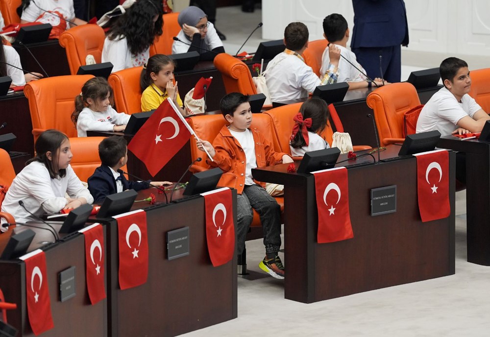 Meclis'te renkli imajlar: Numan Kurtulmuş koltuğunu devretti 77 reLea1BY kW5KMI4Hky8jg