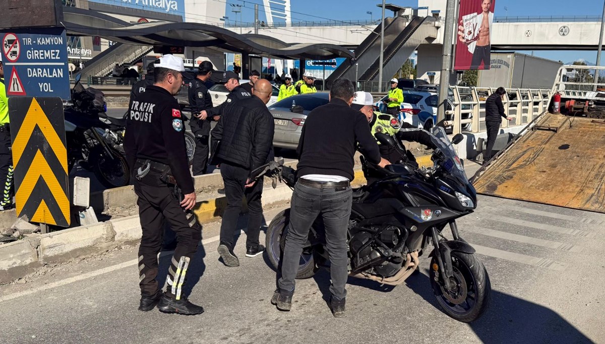 Alkollü sürücü motosikletli polisi sıkıştırdı: 1 kişi yaralandı