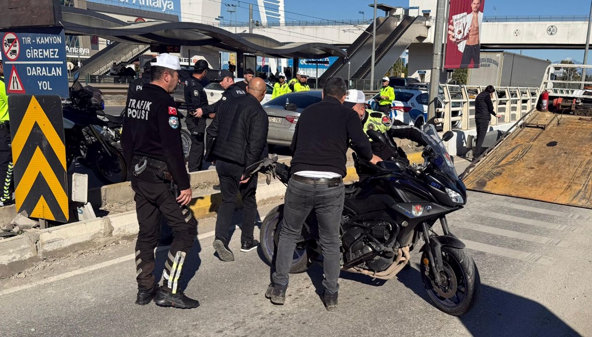 Alkollü sürücü motosikletli polisi sıkıştırdı: 1 kişi yaralandı Alkollü sürücü motosikletli polisi sıkıştırdı: 1 kişi yaralandı