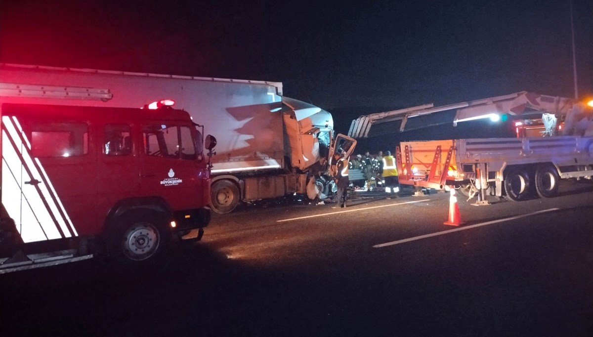 Kuzey Marmara Otoyolu'nda TIR, kamyona arkadan çarptı: 2 yaralı