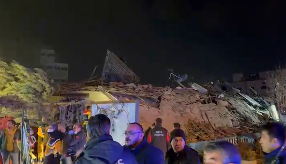 Konya'da 3 katlı bina çöktü: 5 kişiyi arama çalışması sürüyor - 5