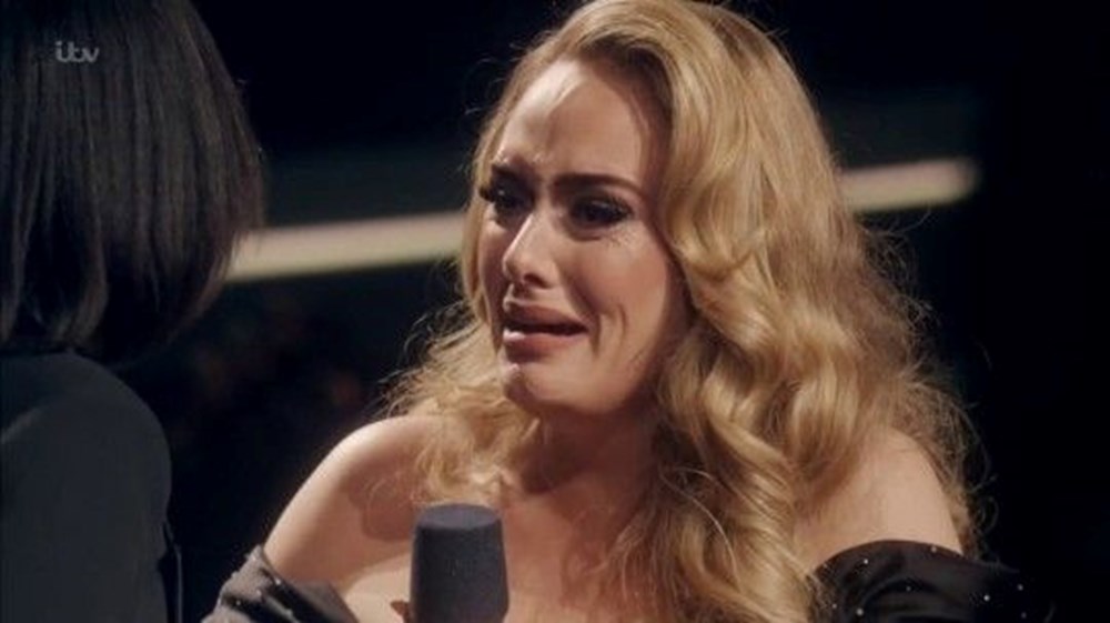 Adele konserinde öğretmenini görünce ağladı - 4