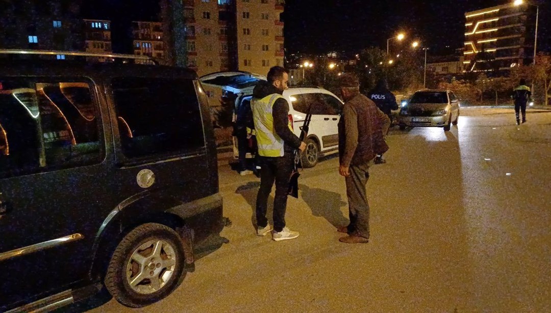 Trafik polislerinin şüphelendiği araçta tüfek ele geçirildi