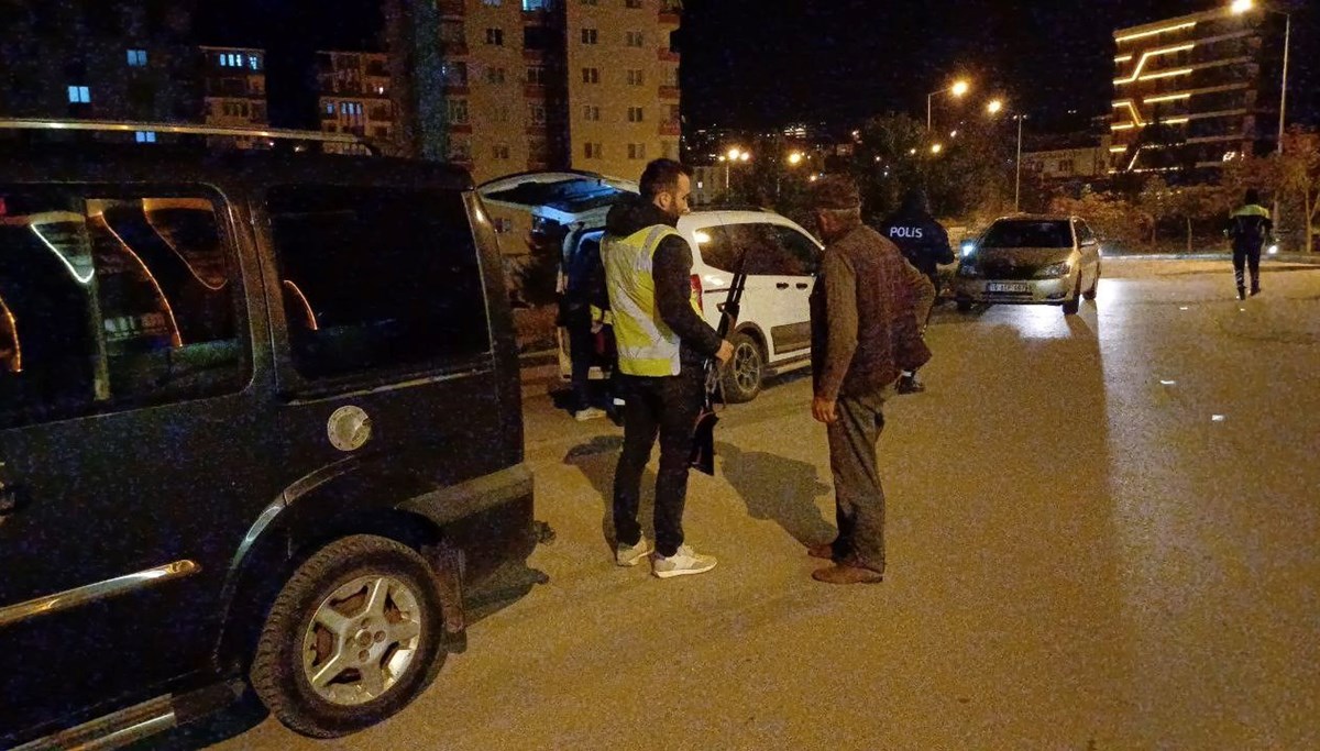 Trafik polislerinin şüphelendiği araçta tüfek ele geçirildi Trafik polislerinin şüphelendiği araçta tüfek ele geçirildi