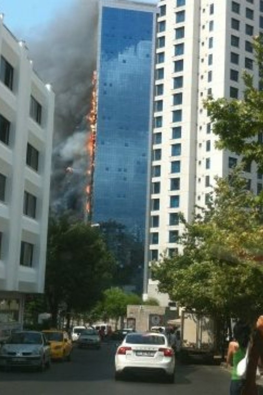 Стамбул пожар высотки. Стамбул горит сейчас. В стамбуле горит небоскреб сегодня. Пожар в небоскребе. Здание горит со взрывом.