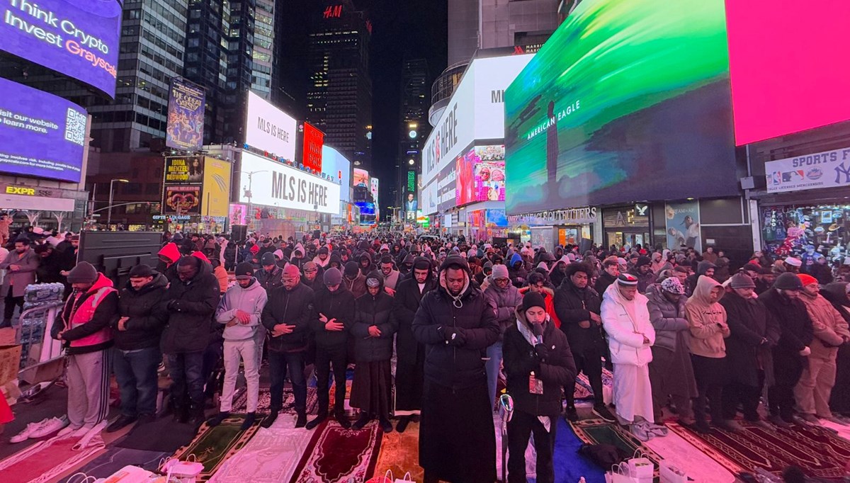 New York Times Meydanı’nda teravih namazı