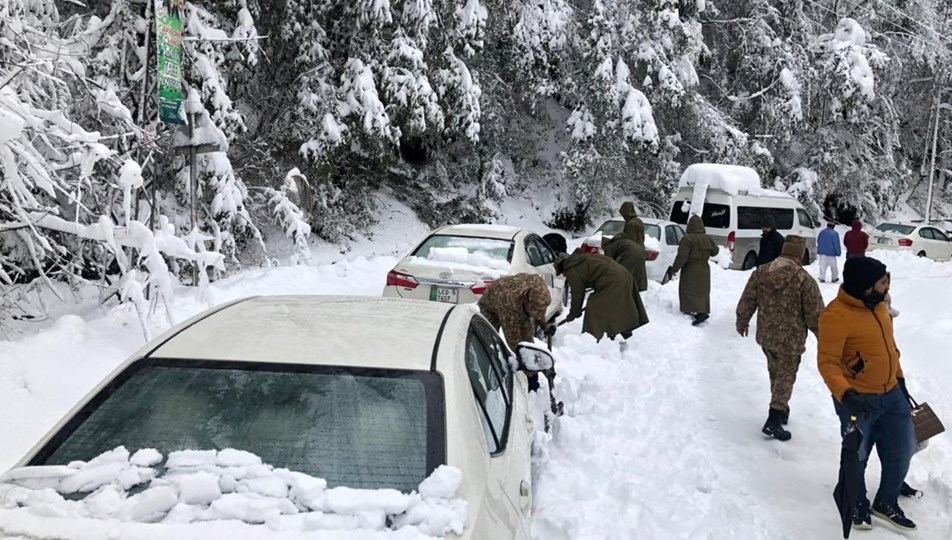 Pakistan`da yoğun kar yağışında donarak ölenlerin sayısı 23`e çıktı