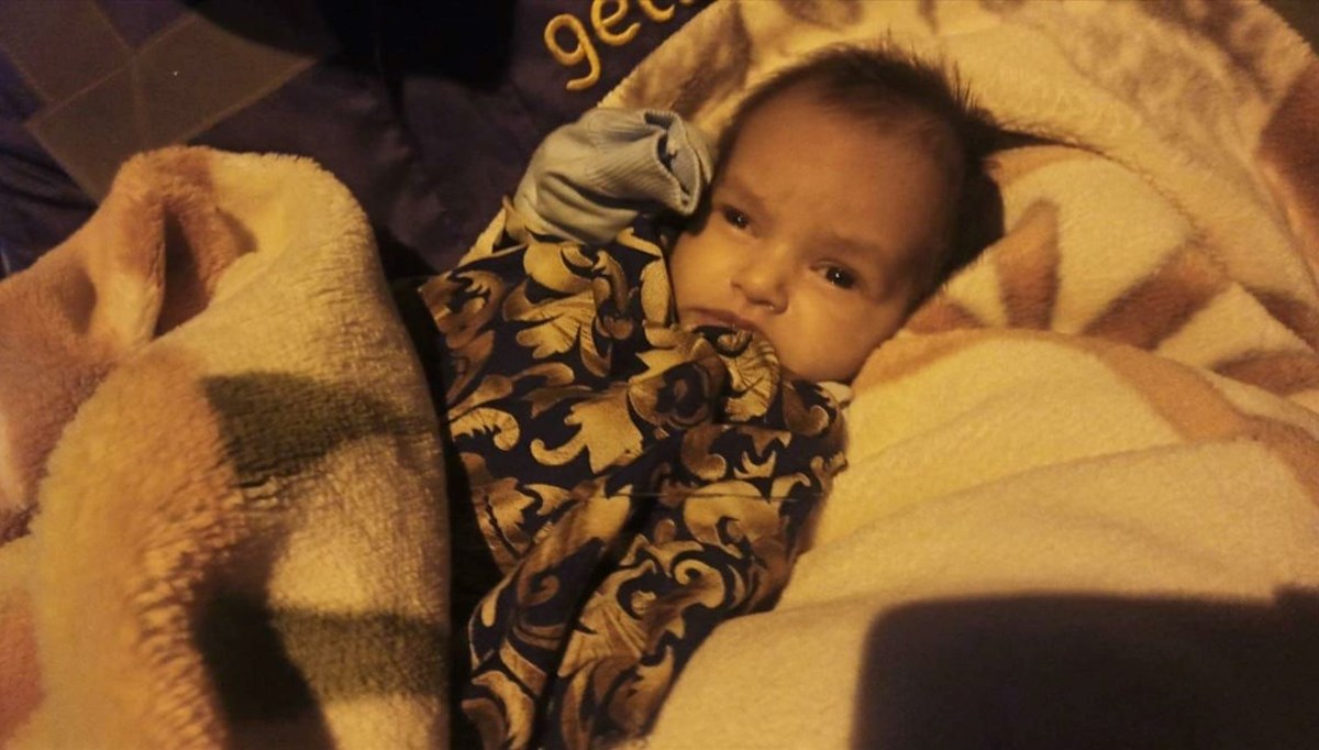 Bebeği çantaya koyup biberonu ile sokağa bıraktılar