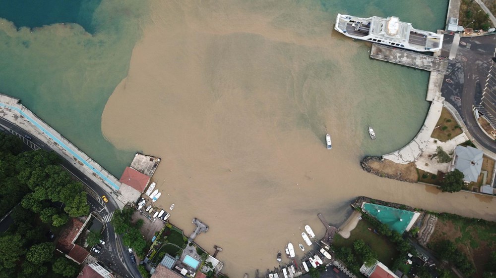 İstanbul'da şiddetli yağış: Yollar göle döndü, boğaza çamurlu su aktı - 1