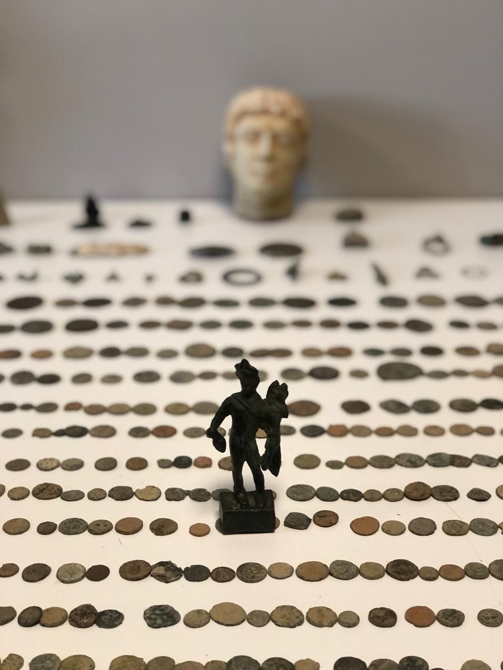 Paha biçilemez eserler süpürge kutusundan çıktı - 6