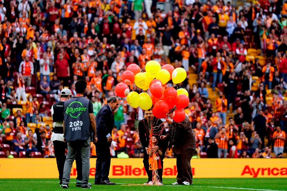 Osimhen alana çıktı, o müzik çaldı: Galatasaray taraftarı eşlik etti 82 rhfVqMtBXEeJm8qEA3r8Xw