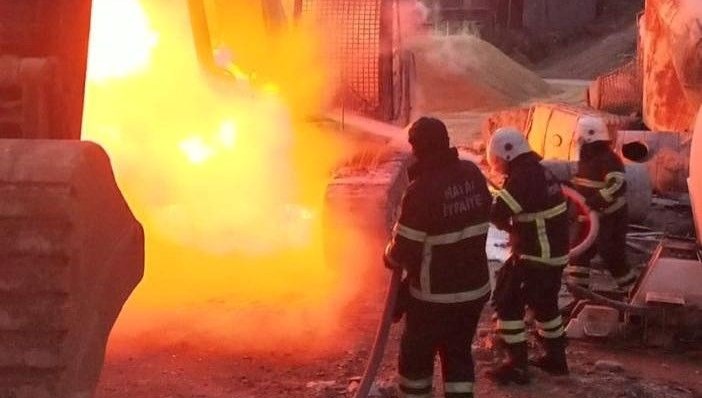 Hatay’da iş makinesi alev alev yandı