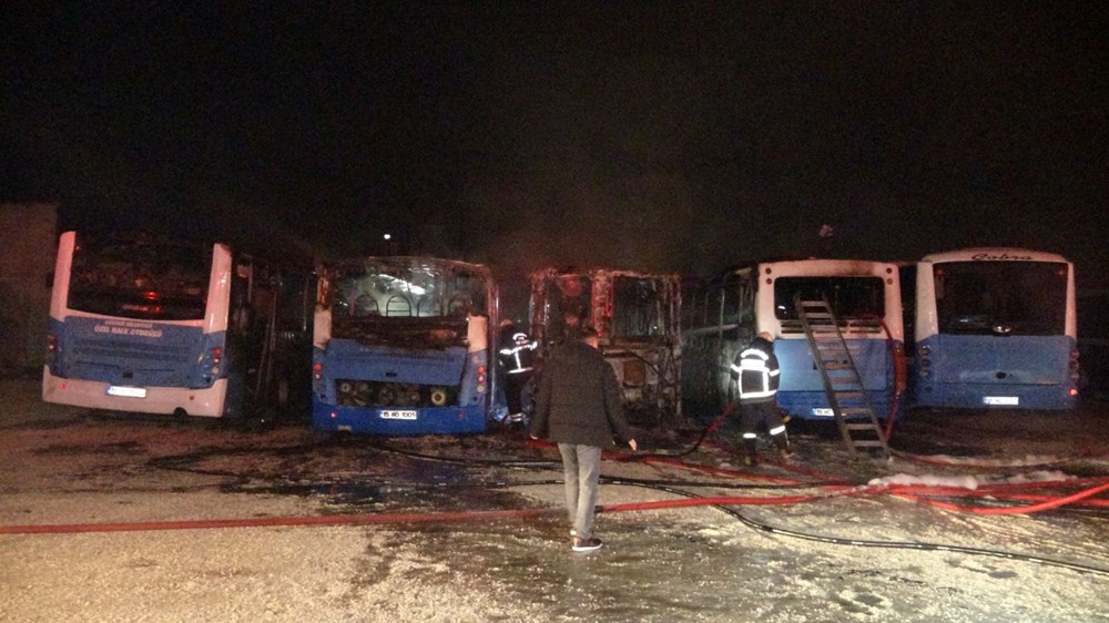 Burdur'da otoparkta yangın: Beş halk otobüsü alev alev yanarak hurdaya döndü - 9