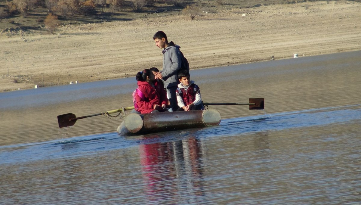Her gün okula kayıkla gidip geliyorlar