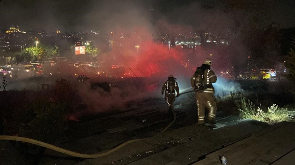 Beyoğlu Evlendirme Dairesi’nin bahçesinde yangın: Tahta yürüyüş yolu alev alev yandı - 1