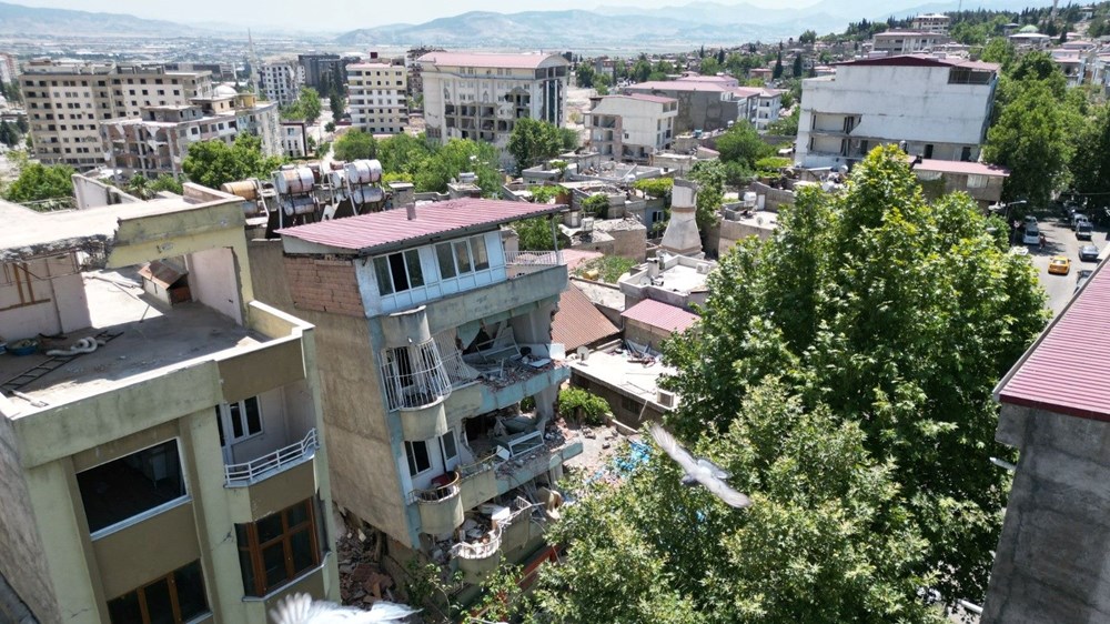 Depremde eğilen bina risk yaratıyor - 3