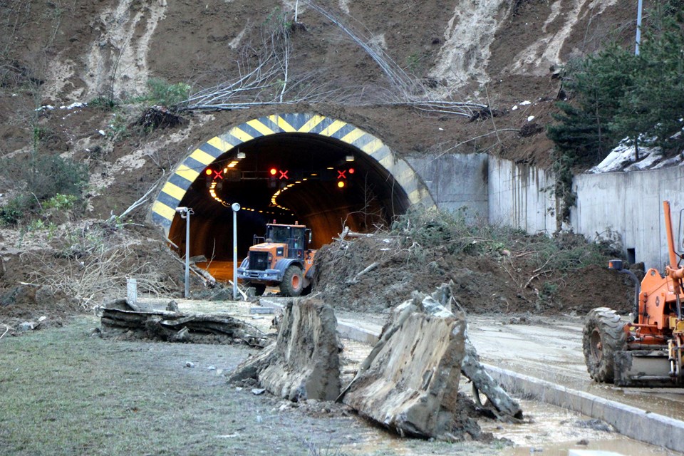 Ulaştırma ve Altyapı Bakanlığınca, Karayolları Genel Müdürlüğü'ne bağlı ekipler, heyelan meydana gelen Bolu Dağı Tüneli'nde yolu açmak için çalışmaları sürdürüyor.
