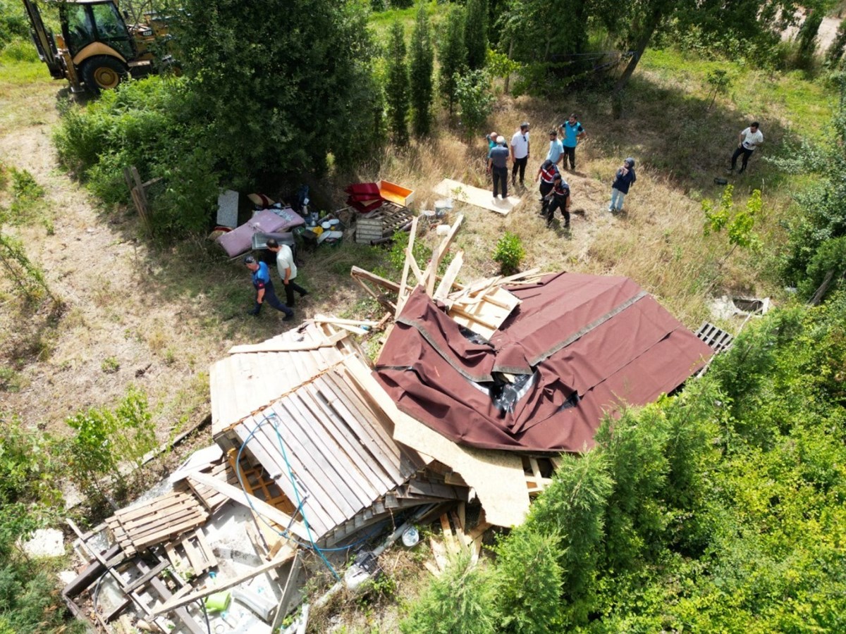 Kartepe'de kaçak bungalovlar yıkıldı