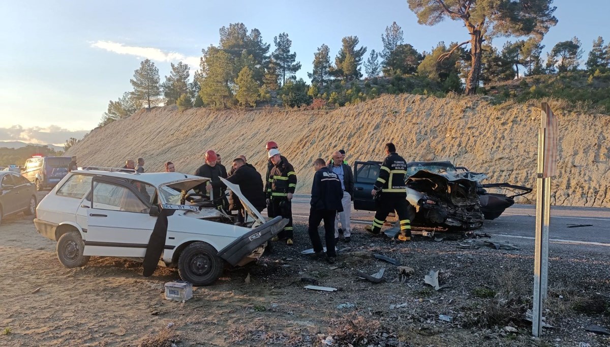 Kütahya'da iki otomobil çarpıştı: 1 ölü, 6 yaralı Kütahya'da iki otomobil çarpıştı: 1 ölü, 6 yaralı
