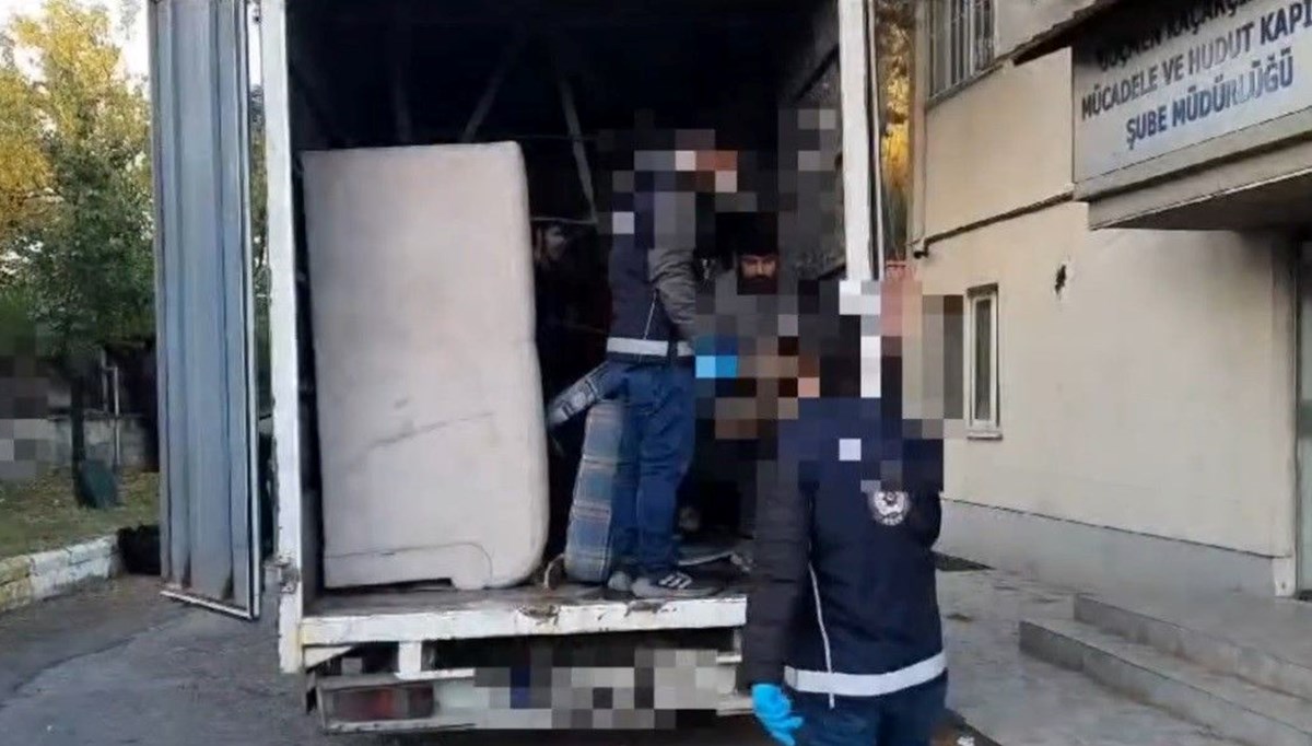 Erzincan'da 25 kaçak göçmen yakalandı Erzincan'da 25 kaçak göçmen yakalandı