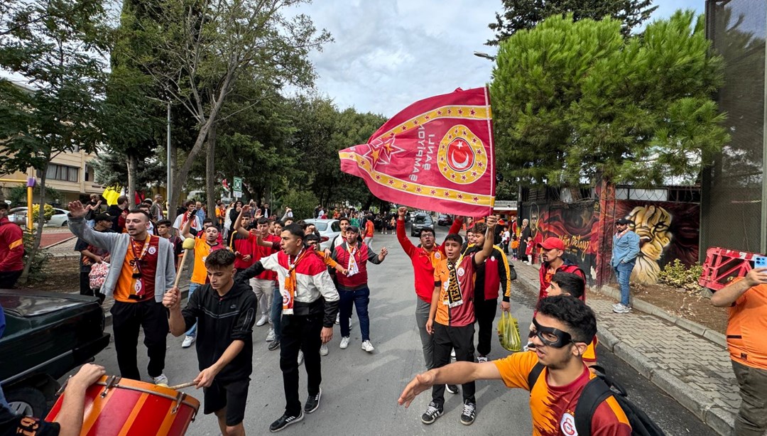 Galatasaray taraftarı derbi öncesi Metin Oktay Tesisleri'nde toplandı