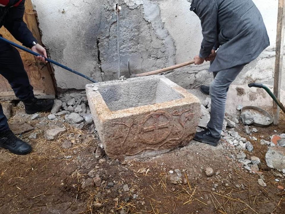 Tarlada bulunan taş vaftiz teknesinin sırrı çözüldü - 2