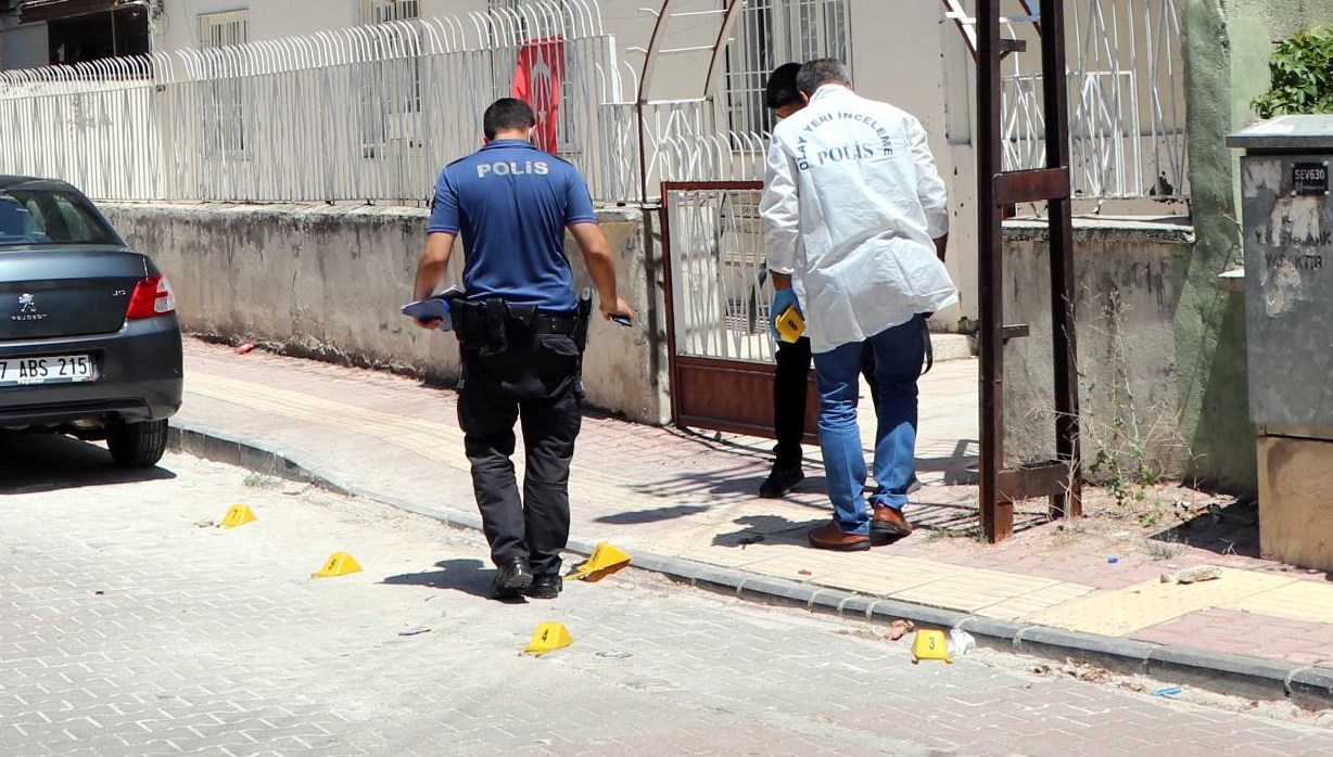 Evi boşaltmasını isteyen ev sahibi ile oğlunu vurdu NTV