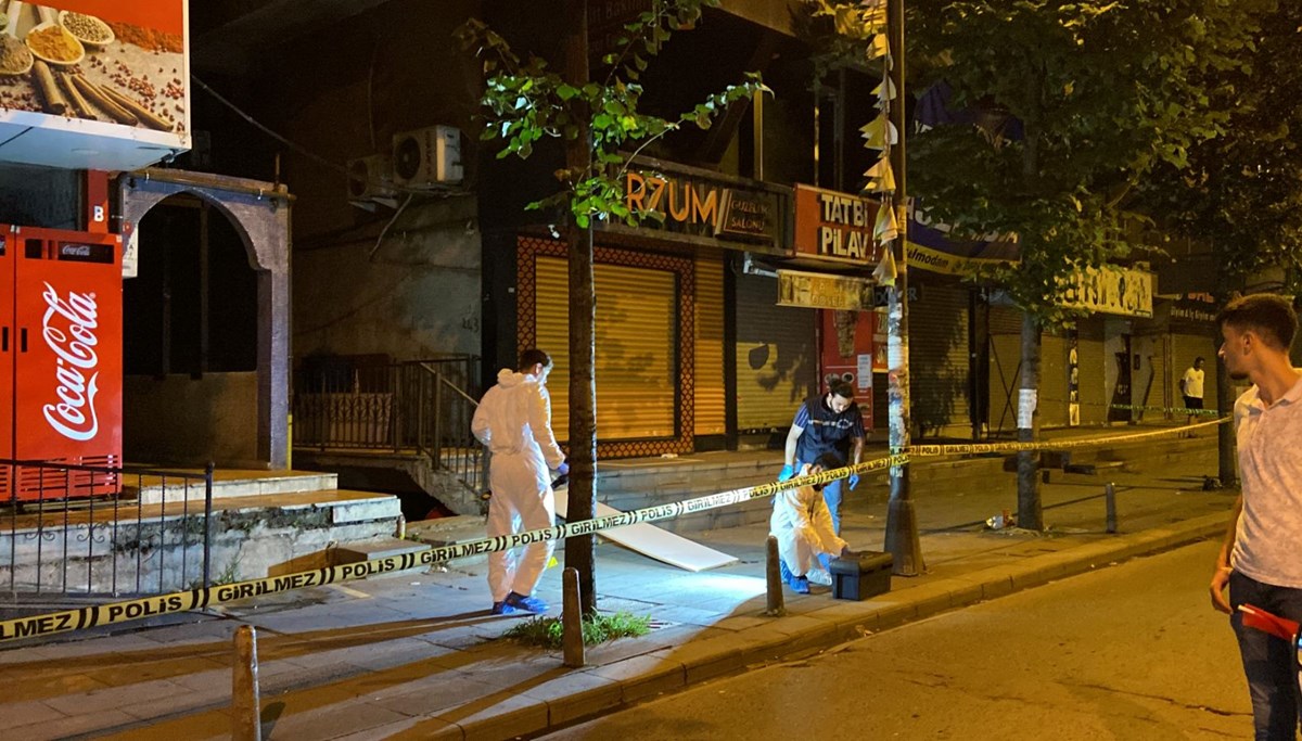 Bahçelievler’de caddede yürüyen 3 kişiye silahlı saldırı: 1 ölü, 1 yaralı Bahçelievler’de caddede yürüyen 3 kişiye silahlı saldırı: 1 ölü, 1 yaralı