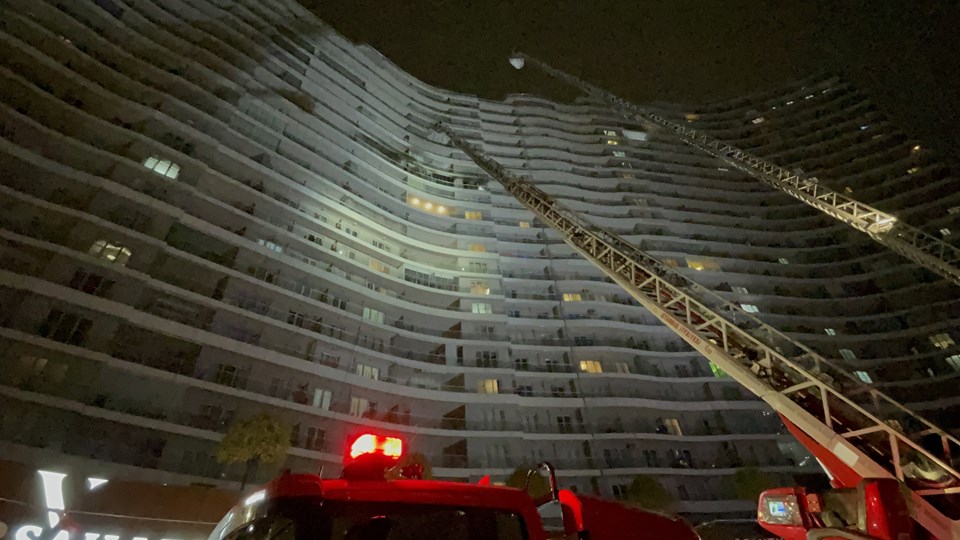 Başakşehir'de sitede yangın: 10 kişi dumandan etkilendi - 1