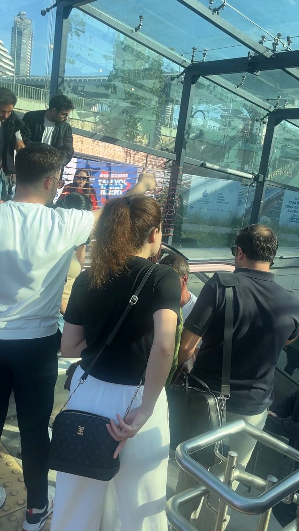 Ünalan metrosunda yürüyen merdivenin basamağı kırıldı: Yoğunluk oluştu - 3