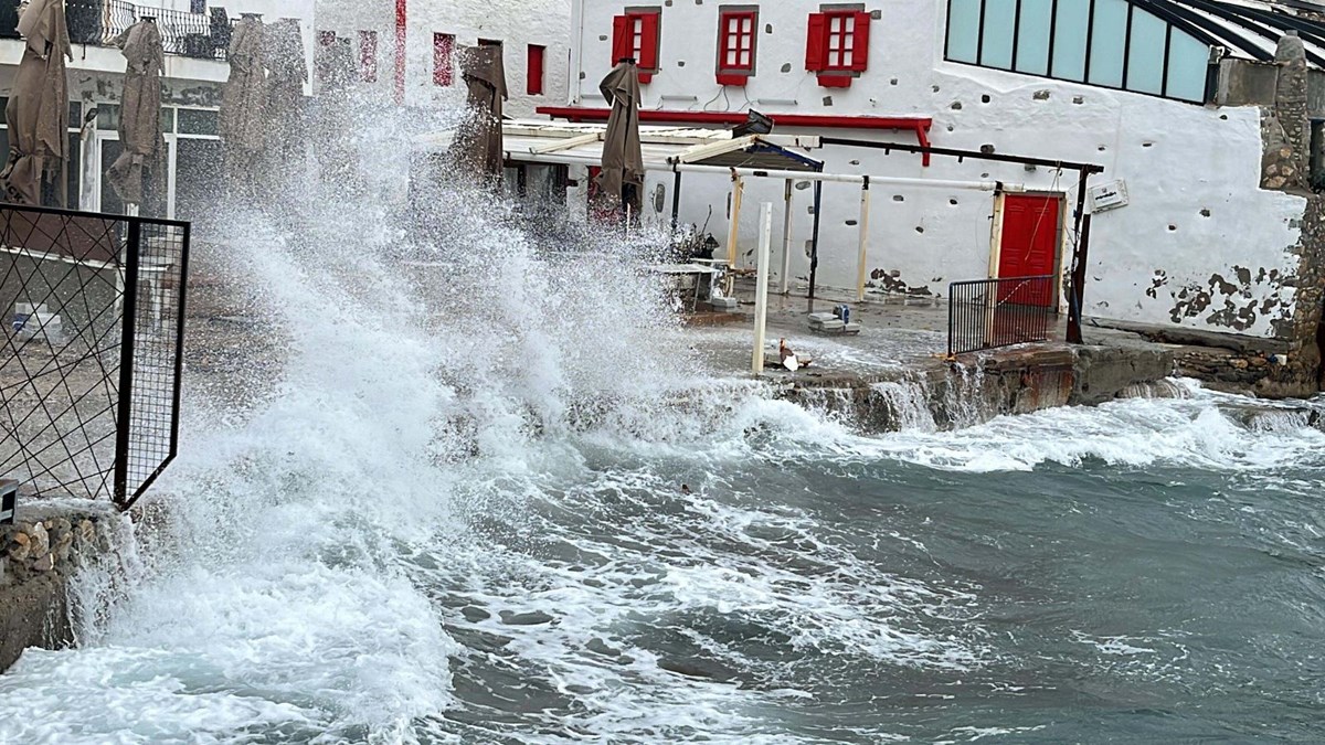 Bodrum'u fırtına vurdu: Dalgaların boyu 3 metreyi aştı